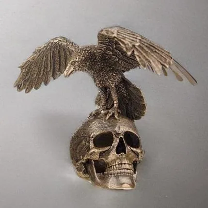 Бронзовая фигурка «Ворон на черепе» — оригинальный подарок