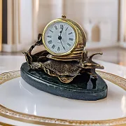 На память: Настольные часы «Улитка» из бронзы — фотография 1