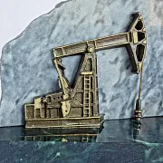 Настольные часы «Нефтяная качалка» из бронзы и змеевика — оригинальный подарок — фотография 2