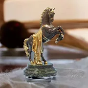 Подарочная бронзовая статуэтка «Конь с попоной» со змеевиком — фотография 1