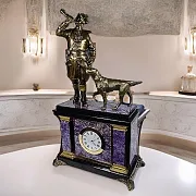Каминные часы «Охотник» из чароита и долерита — красивый подарок — фотография 1