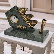 Настольные часы «Прииск» из бронзы и змеевика в подарок — фотография 1