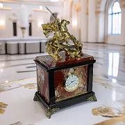 Каминные часы «Георгий Победоносец» из яшмы и долерита — необычный подарок — фотография 1