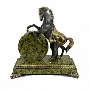 Часы «Конь на дыбах» из змеевика — красивый подарок — фотография 2