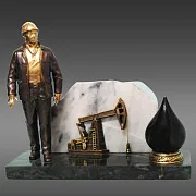 Бронзовый сувенир «Работник нефтяной промышленности 3» — красивый подарок — фотография 2